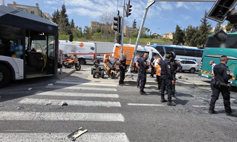 בכניסה לירושלים: 17 נפגעים בהתנגשות בין שני אוטובוסים