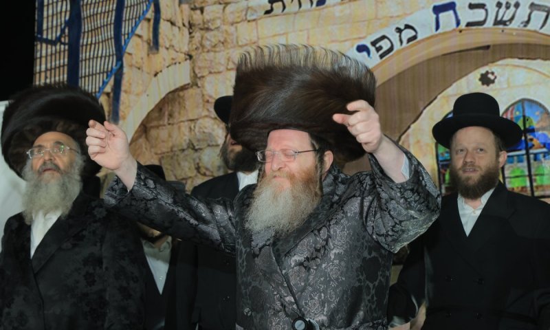 המונים במעמד ההדלקה אצל האדמו"ר מטרעבישאן | צפו