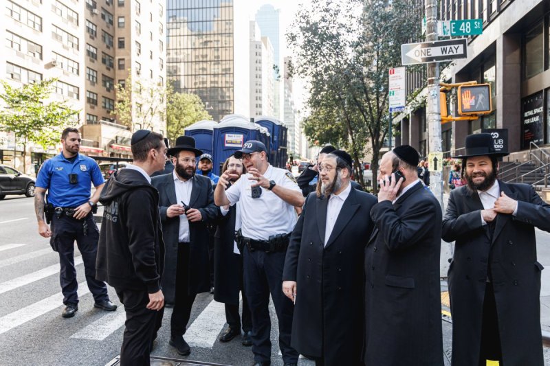 האחים לאנטשעווסקי, אברומי בלום, ד. ה. כרם, אייזיק. י, Clear shot