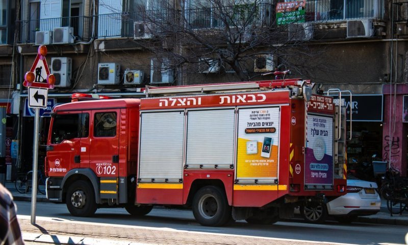 לוחמי אש פועלים בשריפת דירה בירושלים - חולצה לכודה במצב אנוש