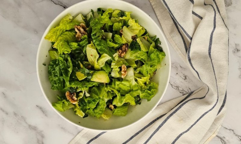 רענן ומלא טעמים: מתכון לסלט ירוקים עם אבוקדו ואגוזי מלך