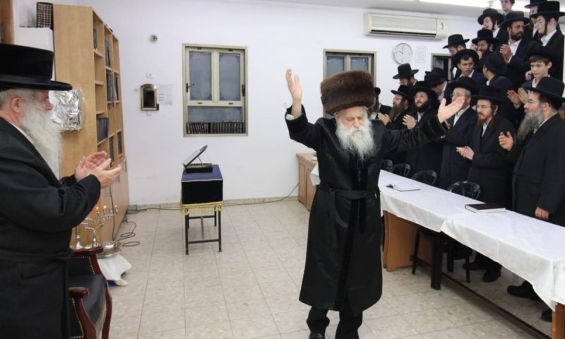 עַל יְדֵי כֹּהֲנֶיךָ הַקְּדוֹשִׁים: מעמד ההדלקה בזאת חנוכה בחצר בוטושאן