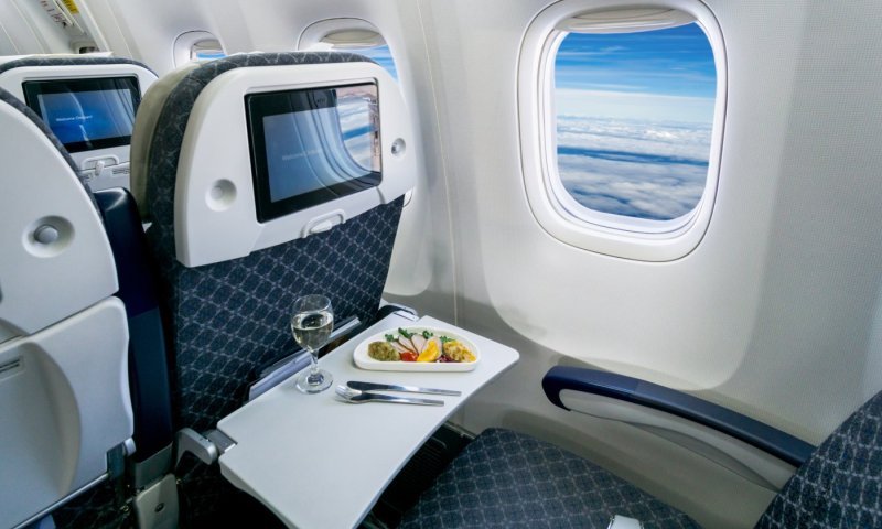 כמעט אסון באוויר: נוסע ניסה לפתוח את דלת המטוס