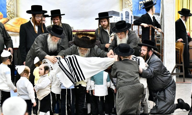 תיעוד מרהיב ממאה שערים: הילדים התכסו תחת טלית אחת