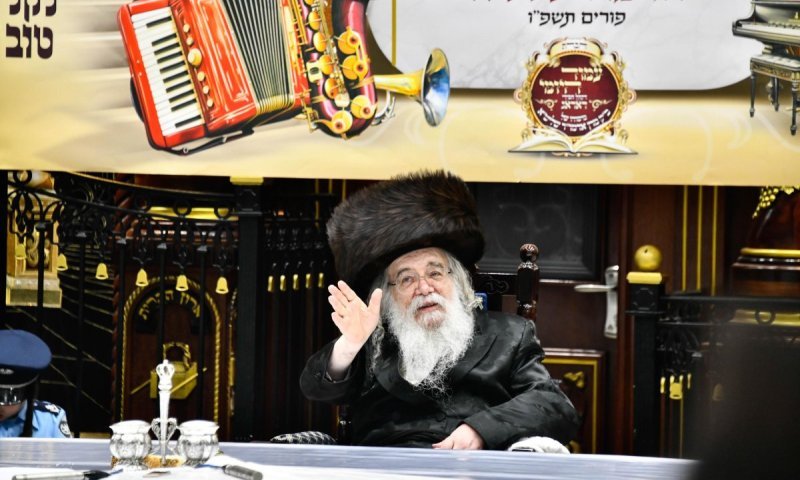 צפו בתיעוד: באמצע דבריו של האדמו"ר בטיש פורים נשמעה אזעקה