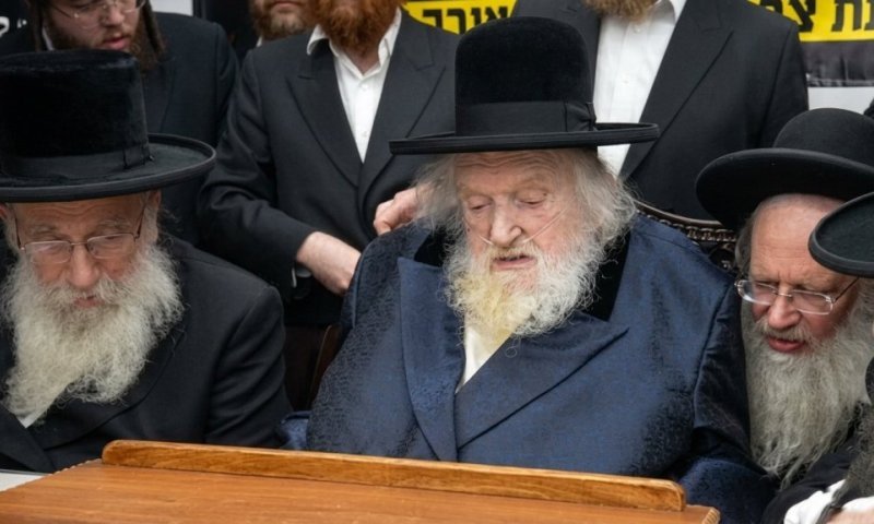 חרדת אלוקים בבית פוסק הדור כשדמעות זלגו מעיניו