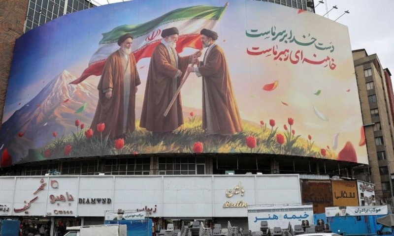 אם המנהיג החדש איננו חי, מי באמת שולט בטהרן