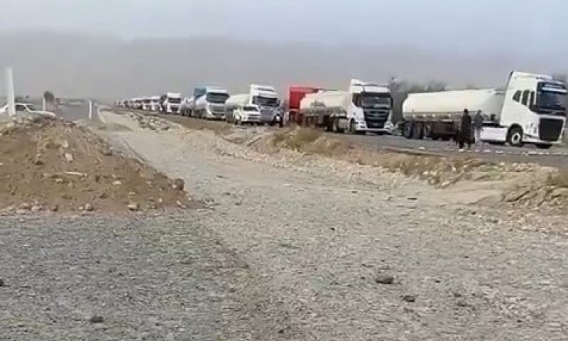 בעקבות תקיפות ארה"ב באיראן: משאיות ומכליות תקועות סמוך לגשר שהופצץ