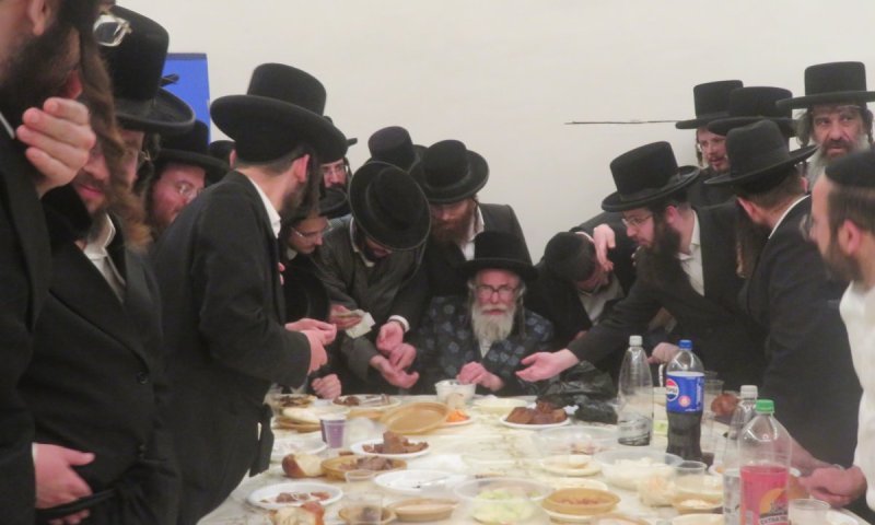 טיש ראשון בעיר הצפונית: האדמו"ר ציין את הילולת זקנו מקערסטיר וחילק סוכר