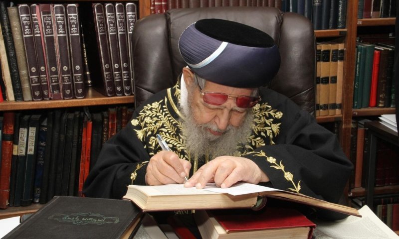 "היה סבא ואבא של כולם": נכדי מרן הגר"ע יוסף זצוק"ל חושפים סיפורים נדירים