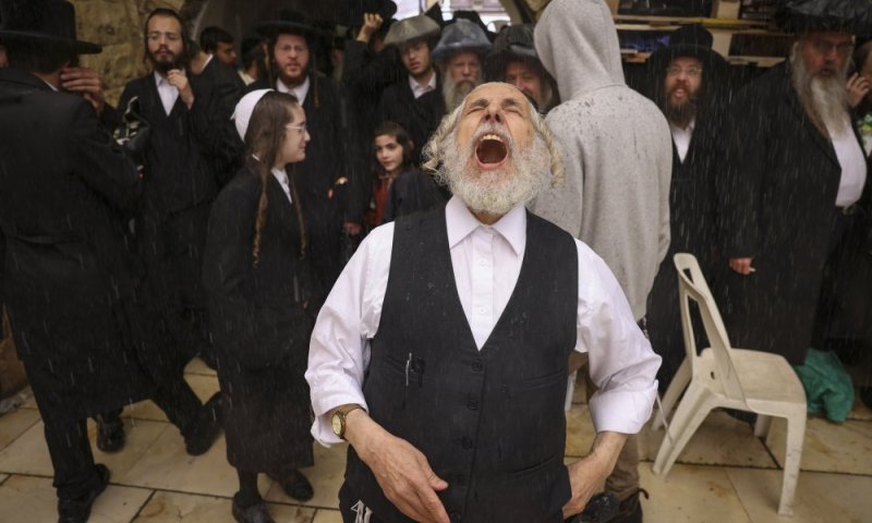 הגר"י זילברשטיין הכריע: האם מותר לפתוח את הפה לגשם ברחובה של עיר?