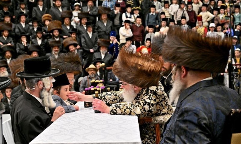 ממחצית השקל ועד בר מצווה לנכד: פורים בחצר חסידות ויז'ניץ