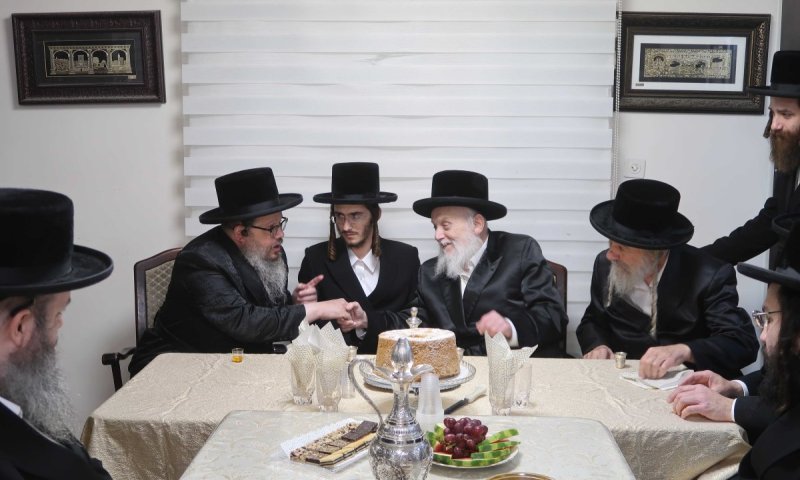 שמחה גדולה בבאסטאן: בת זקוניו של הרבי התארסה