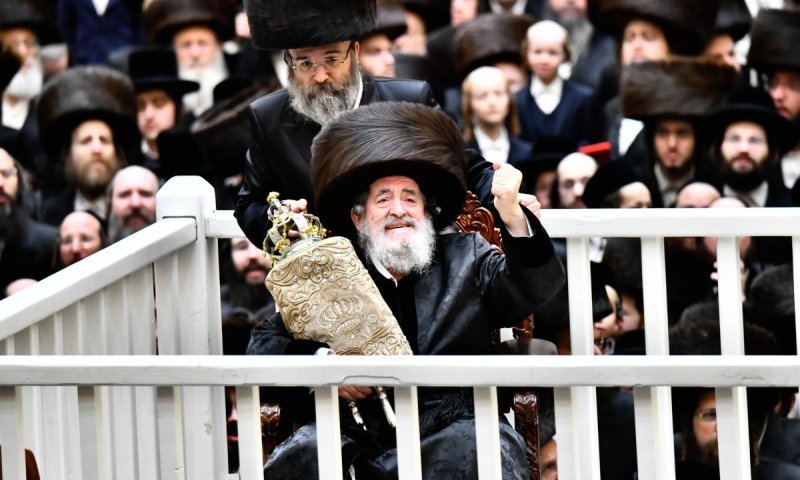 אש קודש בקרית ויז'ניץ: הכנסת ספר תורה היסטורי וחג מרומם בצל האדמו"ר