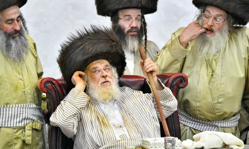 תיעוד ענק: המקל המסתורי שהרבי מתולדות אהרן לא עזב בפורים