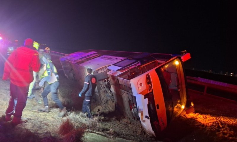 27 נפצעו בהתהפכות אוטובוס, 2 פצועים בתאונת משאית והרוג בכביש 453