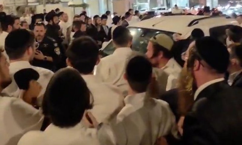 מהומת ענק במחסום מכבים: חרדי קיבל דו"ח, מאות מפגינים צרו על השוטרים | צפו