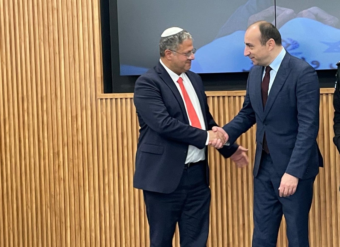 באדיבות המצלם