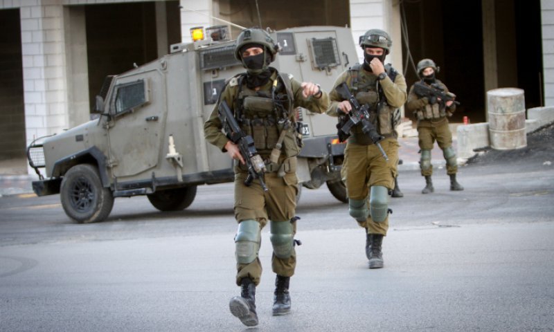 שני מחבלים חוסלו: "יידו אבנים לעבר רכב עם חייל - שירה בתגובה"