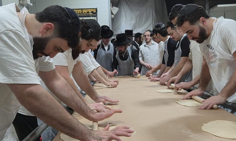 גם בקוממיות וגם בצאנז: רב קהילת 'חיי נפש' אפה מצות לבני הקהילה