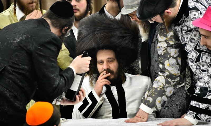 כטוב ליבו של האדמו"ר ביין: המונים בטיש פורים אצל 'צינור השפע'