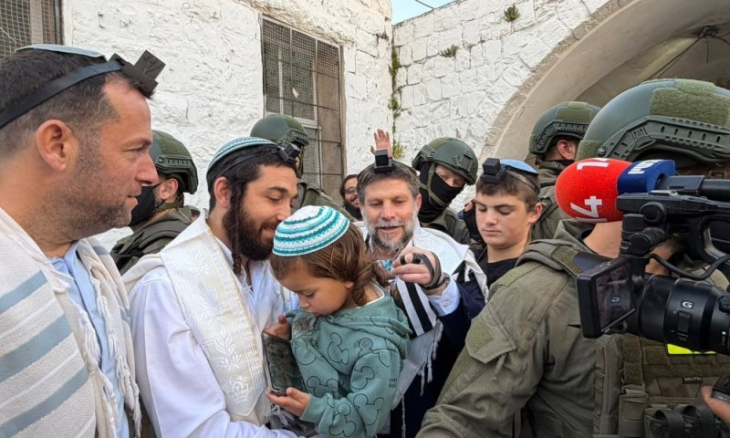 סגירת מעגל מצמררת: 26 שנה אחרי - חלאקה לנכדו של הרב הלל ליברמן הי"ד