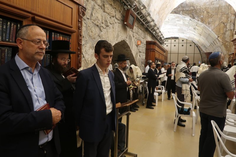 <blat>בחדרי חרדים</blat>