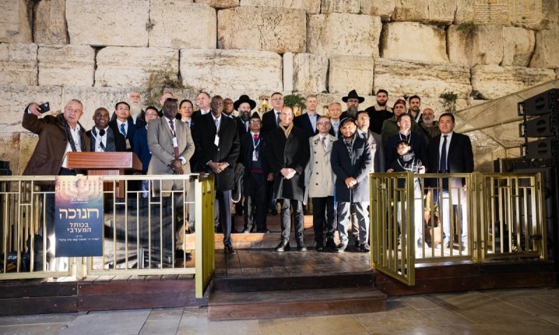 עשרות שגרירים בהדלקת נר חנוכה בקריאה בינלאומית נגד האנטישמיות