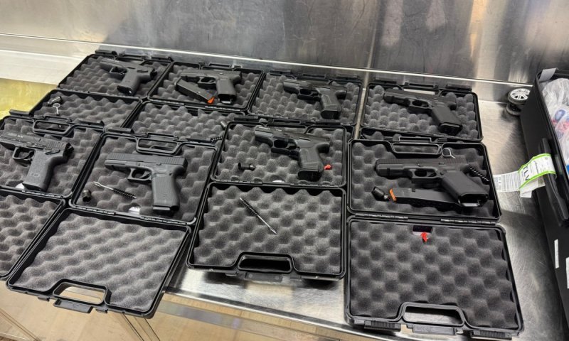 סיכול הברחה בנתב"ג: 8 אקדחים נתפסו במזוודה 