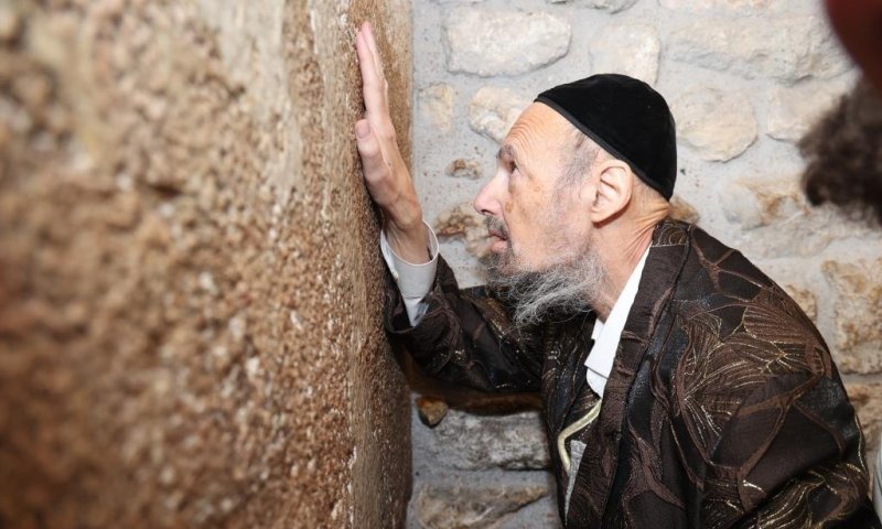 נמשכת הדאגה סביב מצבו של הצדיק רבי דב קוק | דרעי הגיע לביקור