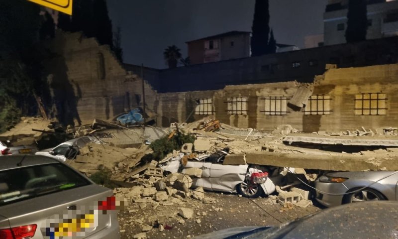 מספר פצועים ברחבי הארץ: חומת מבנה של יקב קרסה על רכבים