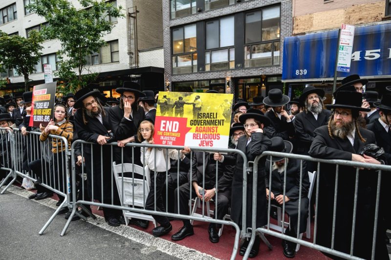 האחים לאנטשעווסקי, אברומי בלום, ד. ה. כרם, אייזיק. י, Clear shot