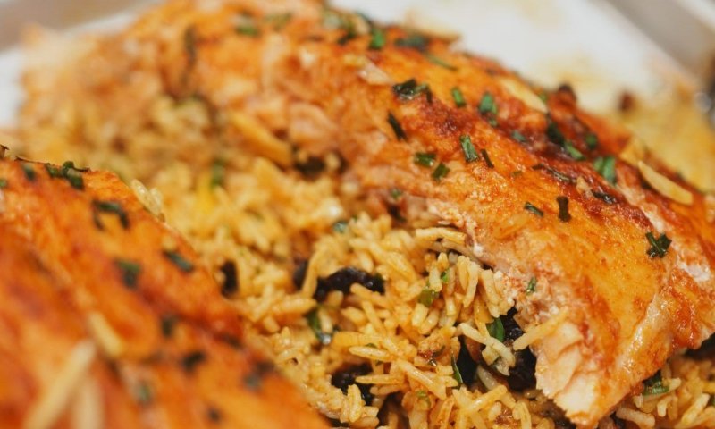 יוקרתי ומושלם: מתכון לדג סלמון על מצע של אורז בתבנית אחת