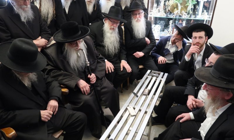 השאלה המצמררת של הגר"ש שפיגל על הקשת בלוויה והתשובה של הרבי מצאנז