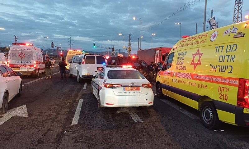 תיעוד מצומת תפוח: המשאית עולה על הכיכר, סוטה לנגדי ומתנגשת בניידת