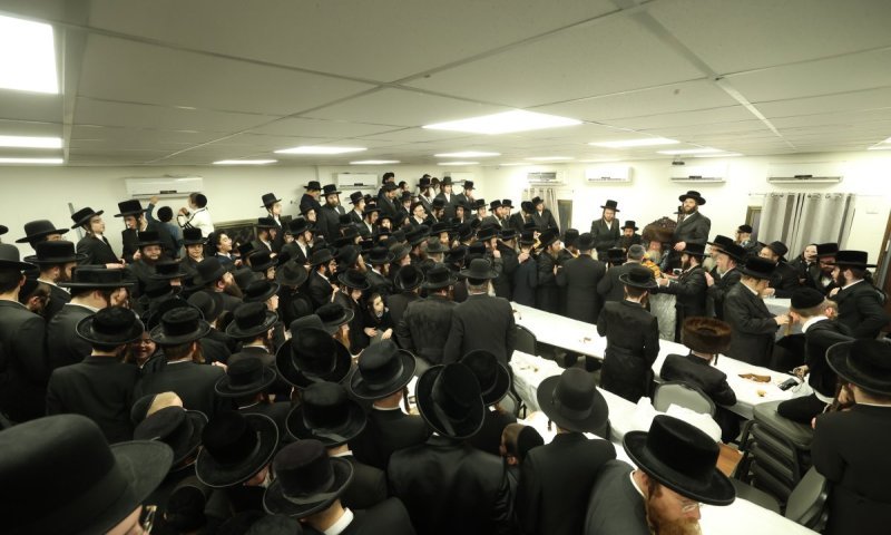 המונים נדחקו במעמד ההדלקה בטרעבישאן לקבל 'מעות חנוכה'