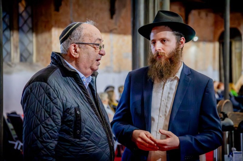 באדיבות המצלם