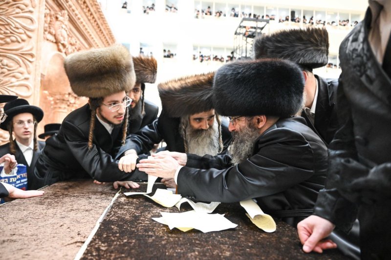 משה גולדשטיין, א. איזנבאך וארי קופרשטוק.