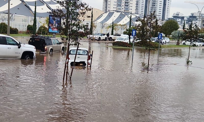הצפה בשומרון: לוחמי האש חילצו מבוגר וגברת מרכבם | תיעוד