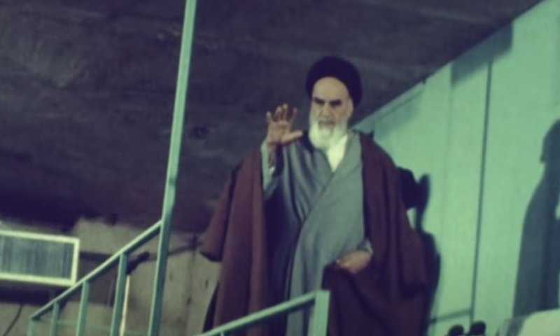 ללא טורבן וגלימה: כשחומייני אולץ להתחפש לחילוני בגלות טורקיה