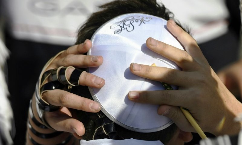 הבומרנג של החופש המוחלט: למה דווקא החינוך החילוני דוחף את הצעירים חזרה לשורשים?