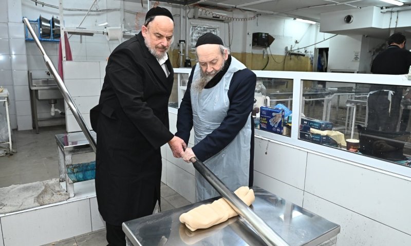 לאחר שהחלים בחסדי שמים: זקן המקובלים הגיע לאפות מצות