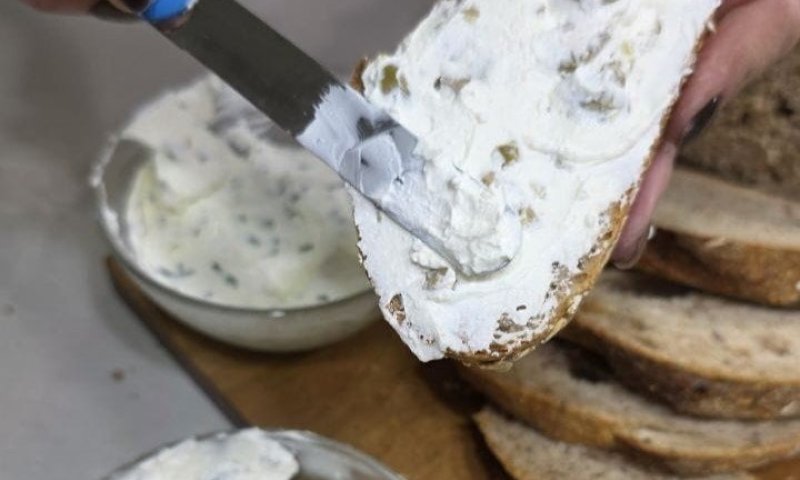 עם 2 מרכיבים בלבד ובקלי קלות: מתכון לגבינת שמנת בהכנה ביתית מושלמת
