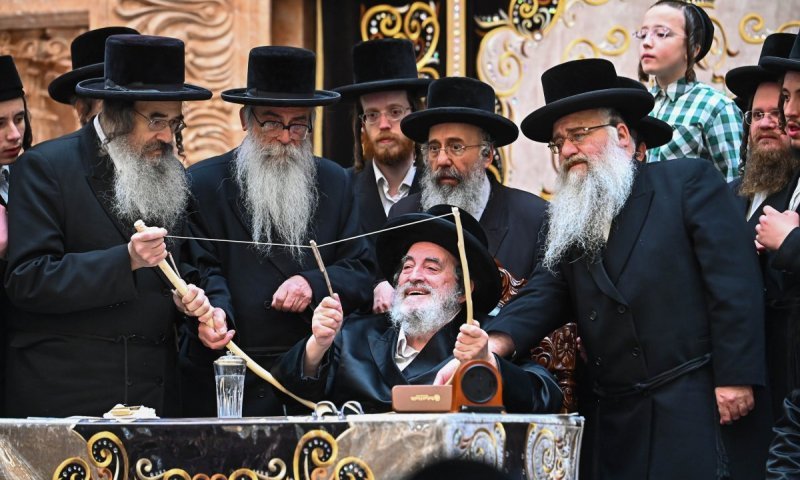  שנה לחזרה מלוס אנג'לס: מעמד ההדלקה ומנהג 'חץ וקשת' בחצר ויז'ניץ