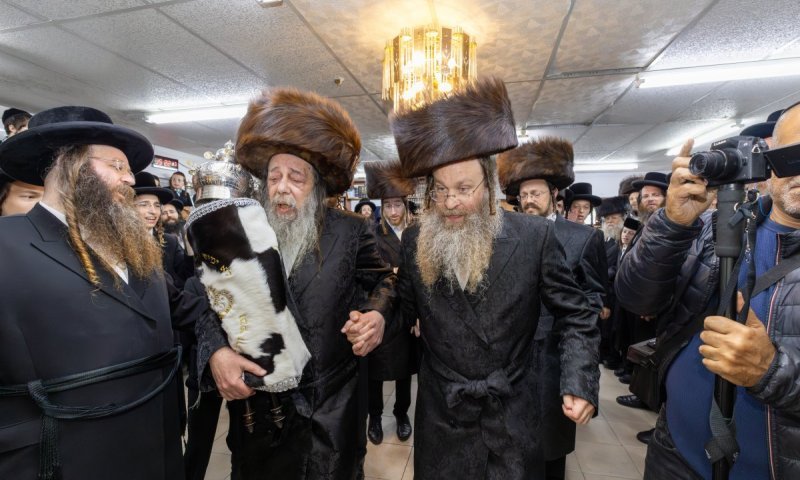 מעמד משולב בזעווהיל: ספר תורה ושבע ברכות לנכדת הרבי