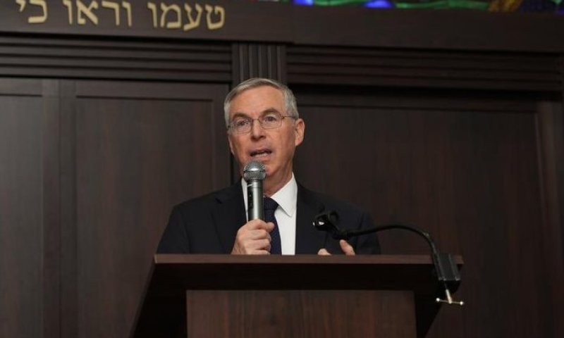 מי ההאקר האלמוני? החשבון של השגריר בדימוס נפרץ 