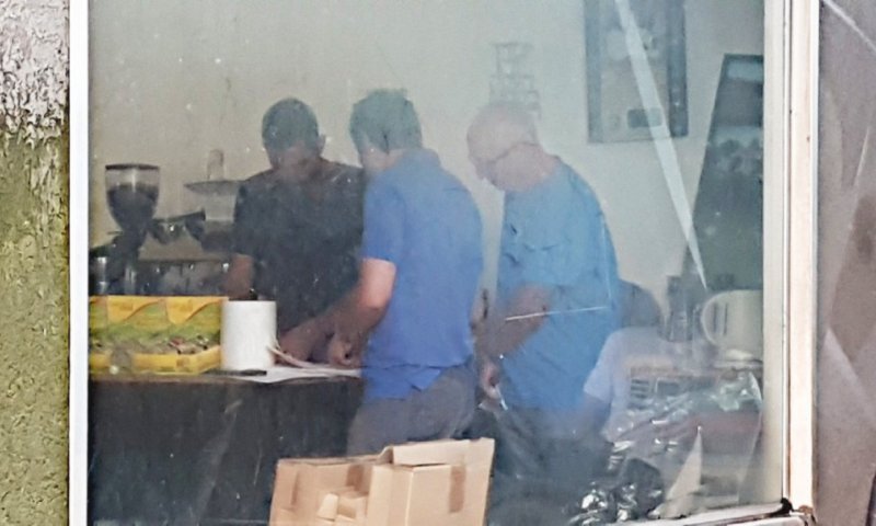 פקחי רשות המיסים הותקפו בביצים בבני ברק וחולצו ע"י המשטרה
