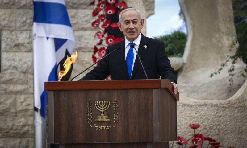 רה"מ נתניהו עטה שכפ"ץ מתחת למעילו בטקס המשואות