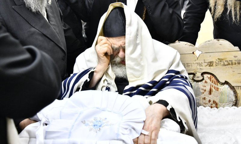 סגולה ליראת שמיים: כיסא אליהו של ה'אהל משה' הוצא בשמחת הברית