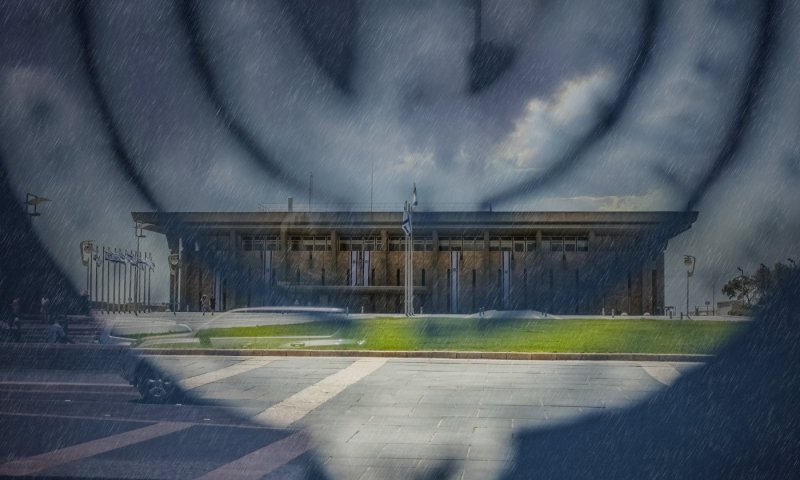 מראה חריג בכנסת: מי הגיע לביקור מפתיע והתמקם סמוך לחדר הסיעה של ש"ס?